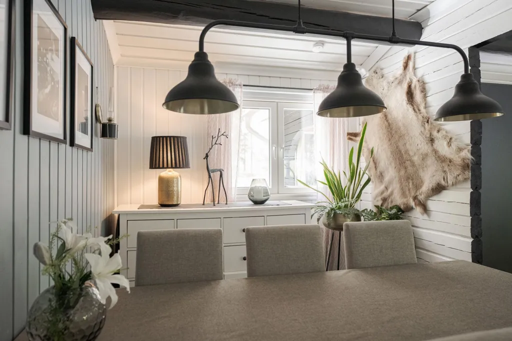 Söögituba - Charming Seafront Home with Open Plan in Tranquil Setting