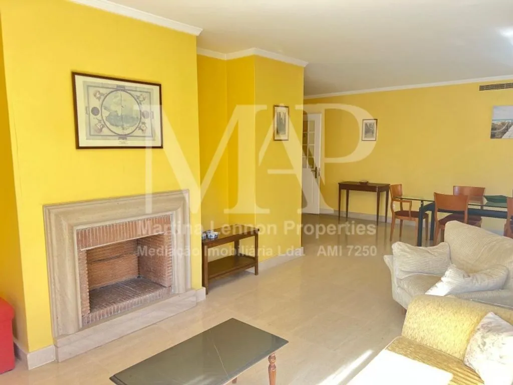 Living Room - 3-Bedroom Apartment with Parking in Lisbon