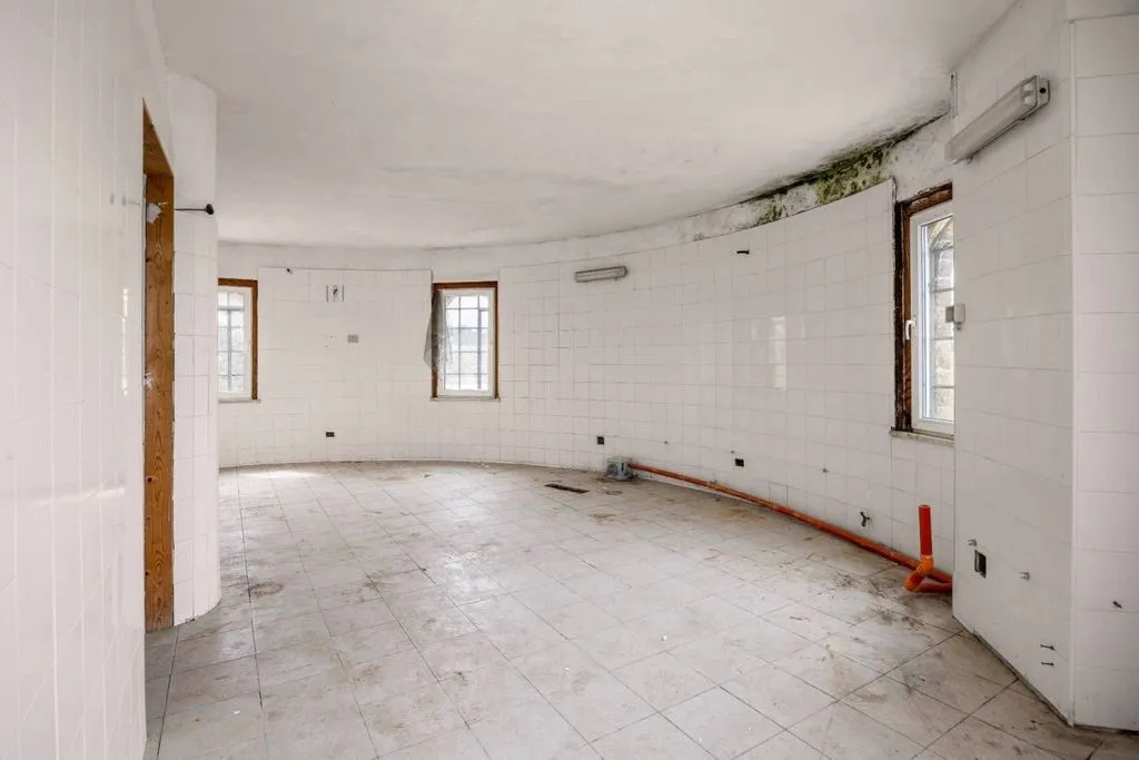 Pièces - Beachfront Villa with Historic Character in Palermo