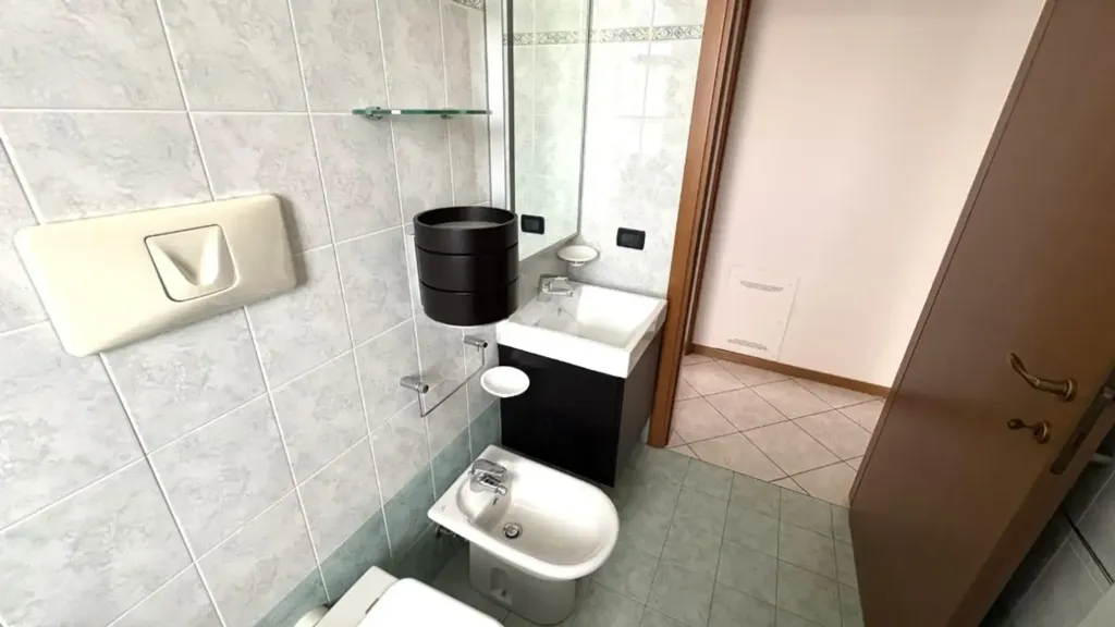 Salles de bain - Modern Apartment with Terrace in Senago