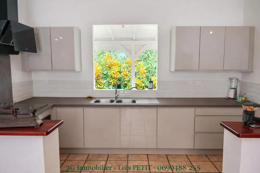 Cuisine - Villa Rénovée avec Piscine et Terrasses à Jarry