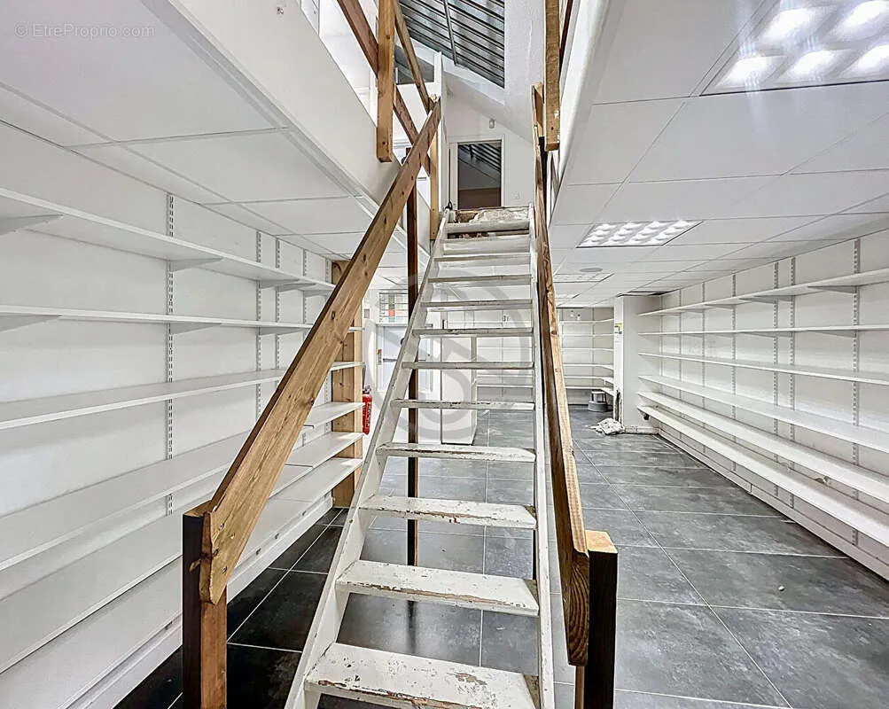 Toad - Commercial Space with High Visibility in Voiron