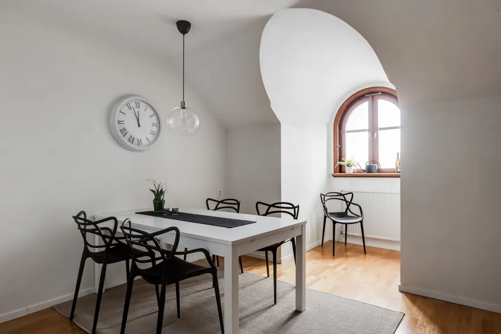 Dining Room - Charming Two-Bedroom Flat with Balcony in Central North