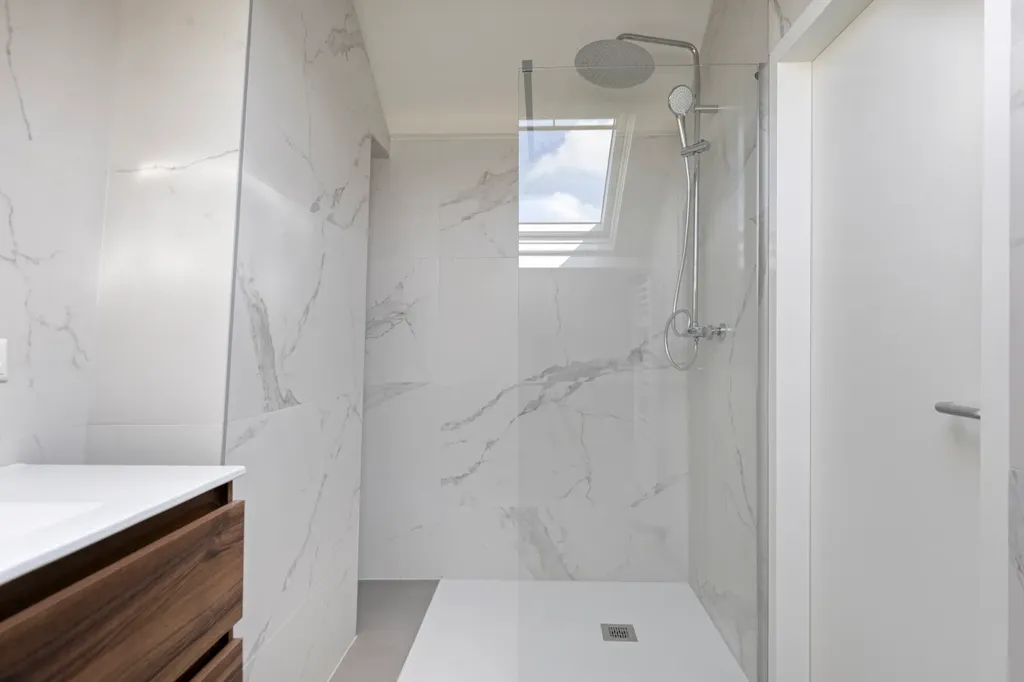 Salles de bain - Modernised Penthouse with Balcony in Middelburg