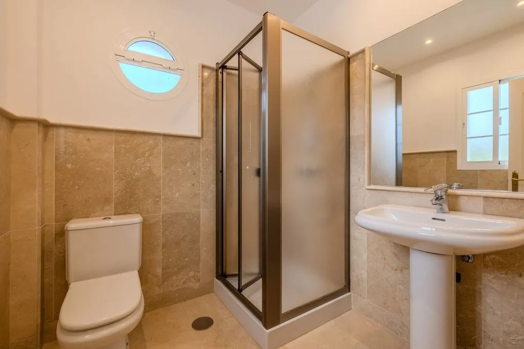 Salles de bain - Detached House with Golf View in Sotogrande