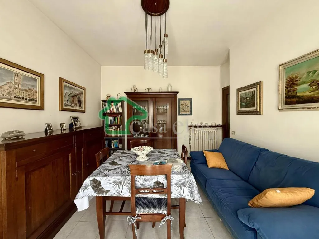 Salle à manger - Elegant Triplex with Balcony in Lodi