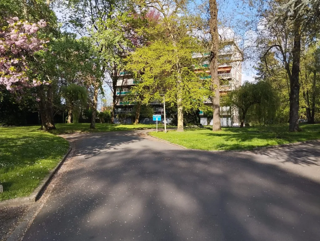 Välivaade - Renovated Apartment with Private Park in Charleroi