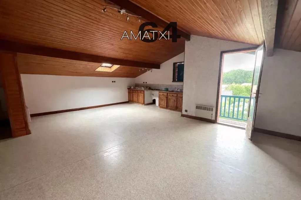Toad - 8-Piece Villa for Renovation in Arcangues