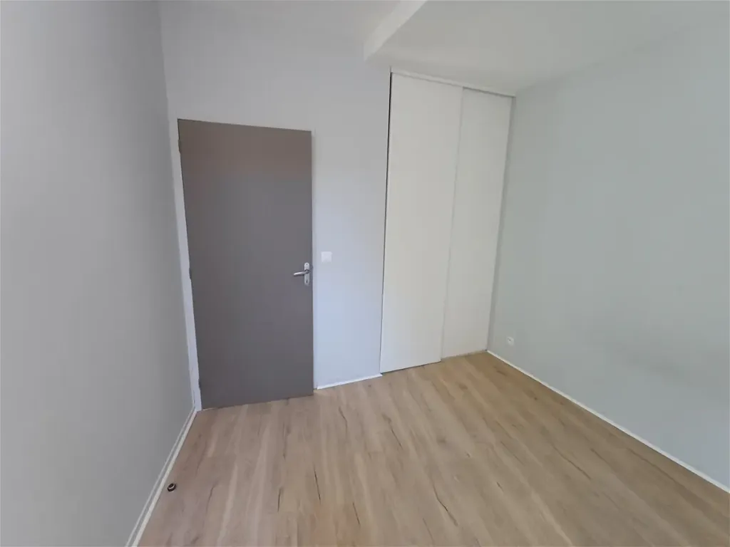 Rooms - City Centre Flat with Parking in Cadours