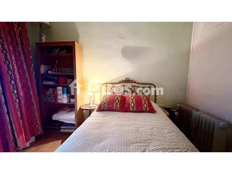 Bedrooms - Spacious Apartment with Balcony in Calle Asunción