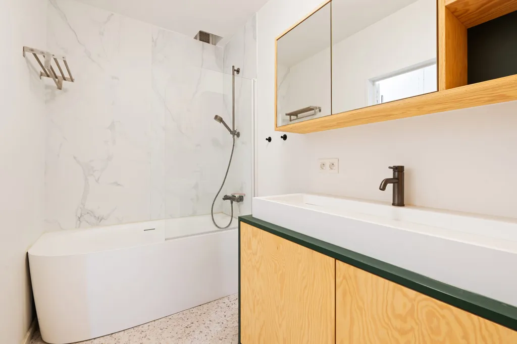 Bathrooms - Renovated Flat with Terrace in Central Antwerp