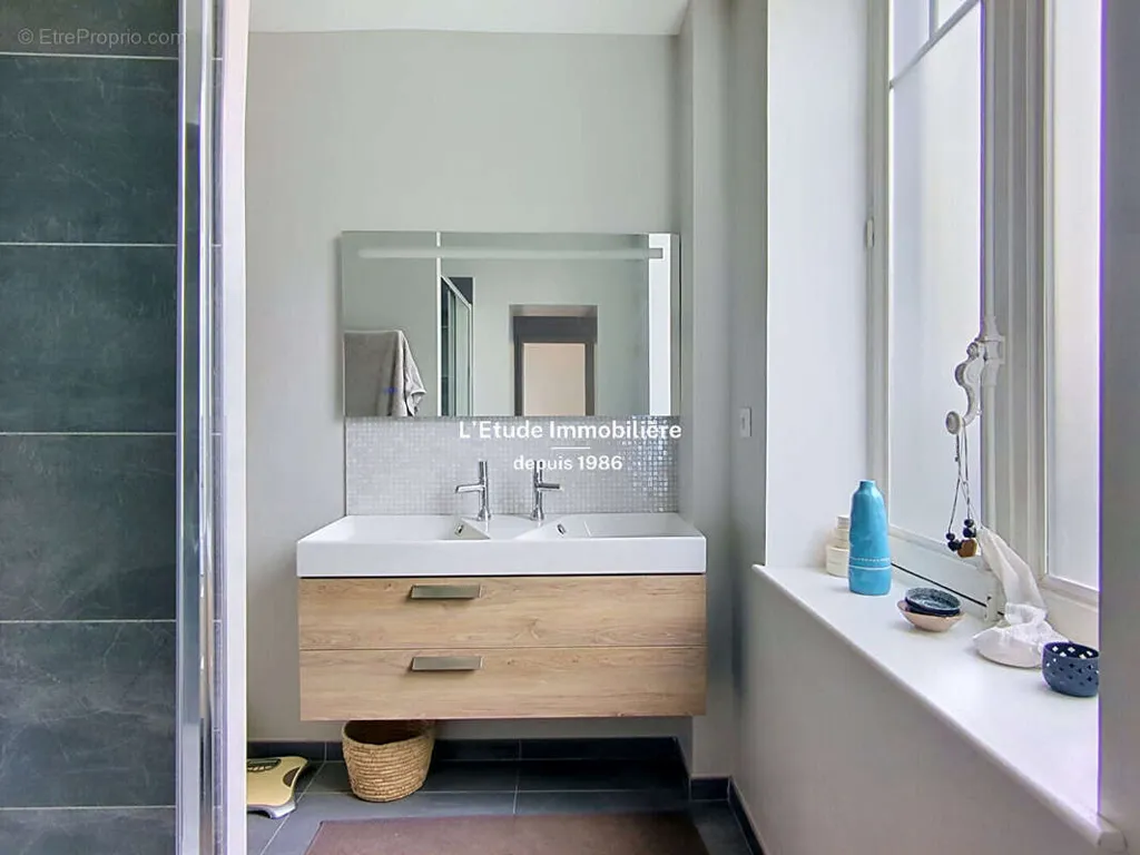 Salles de bain - Duplex de 7 Pièces avec Terrasse à Lyon 4ème