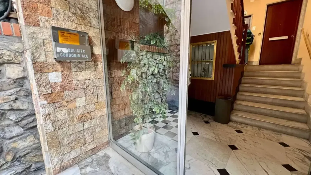 Entrée - Trilocale with Terrace in Quarto, Genoa