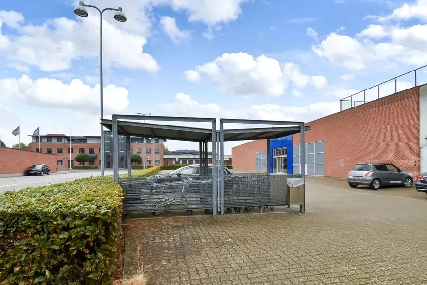 Esterno - Flexible Retail Unit with High Ceilings in Ikast