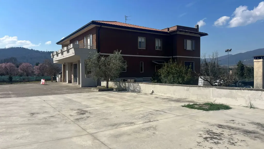 Välivaade - Mixed-Use Villa with Terraces in Spoleto