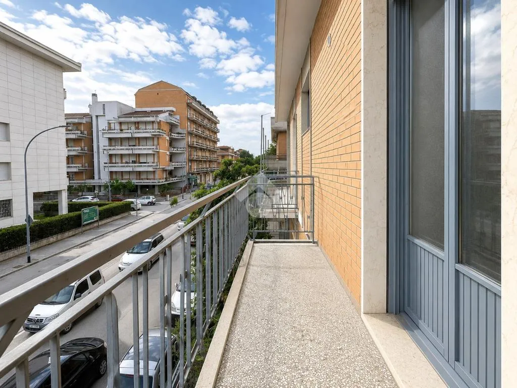 Rõdu - Spacious 5-Bedroom Apartment with Balcony in San Severo