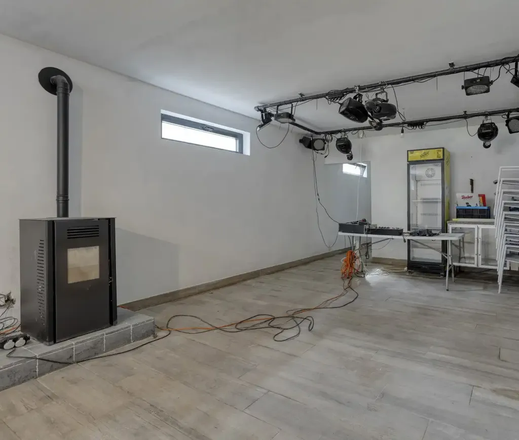 Garage - Villa with Pool and Office in Grobbendonk