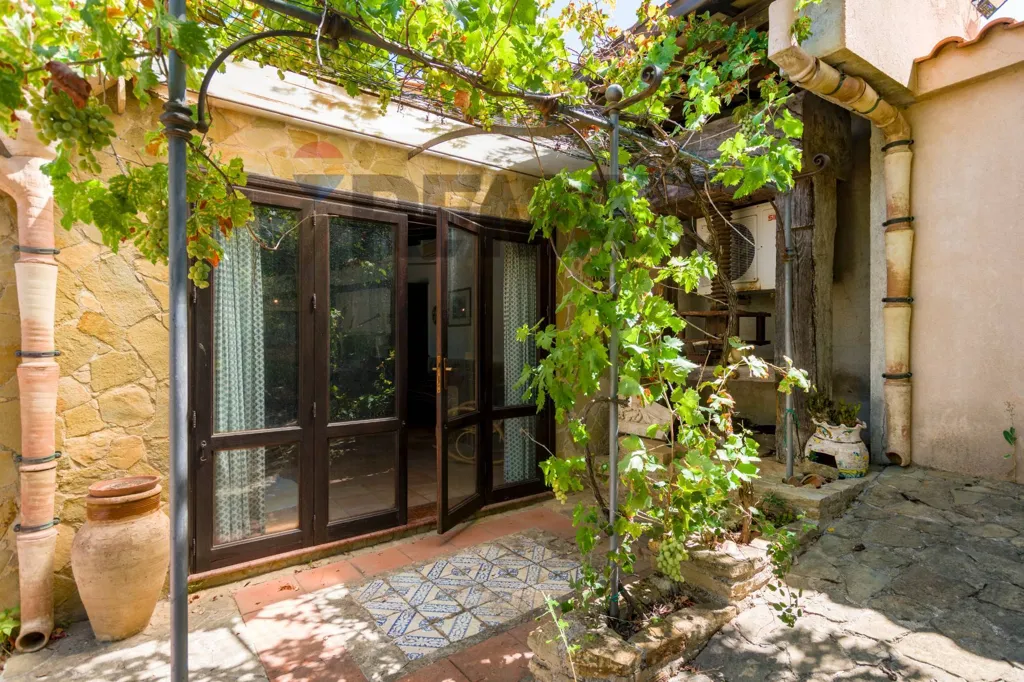 Garden - Elegant Villa with Pool in Castelvetrano