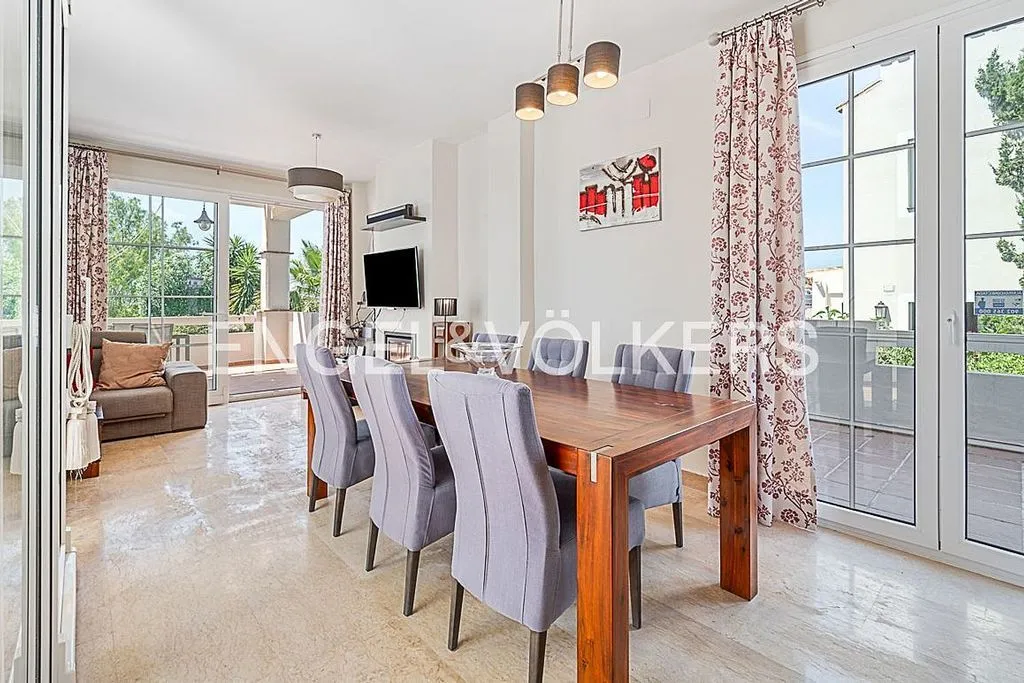 Söögituba - Villa with Pool and Sea Views in Estepona