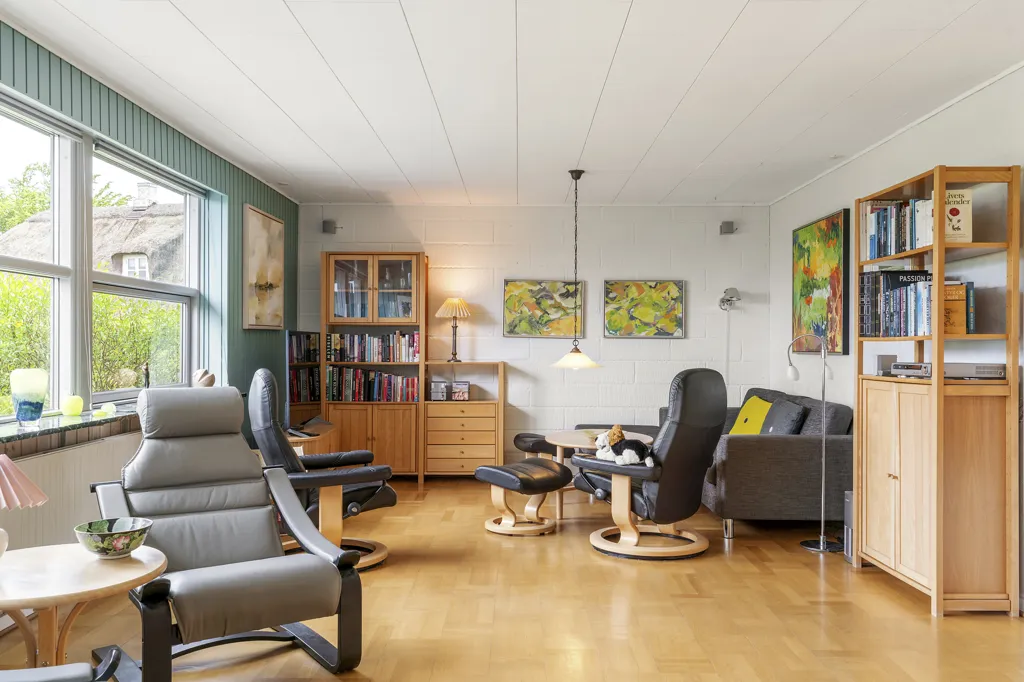 Living Room - Modernised Villa with Garden in Linde