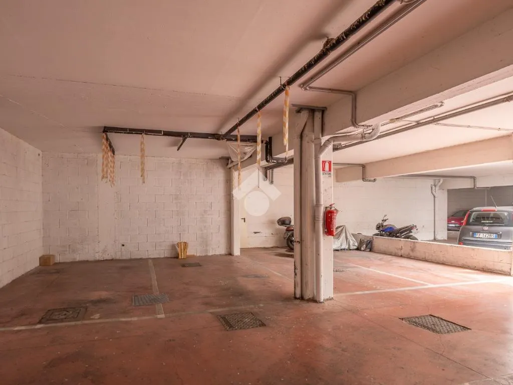Garaaž - 3-Bedroom Apartment with Balcony in Settecamini