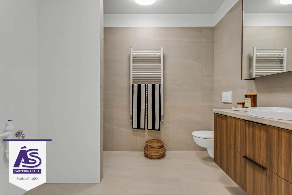 Bagni - New 2-4 Bed Apartments with Elevator in Skarðshlíð