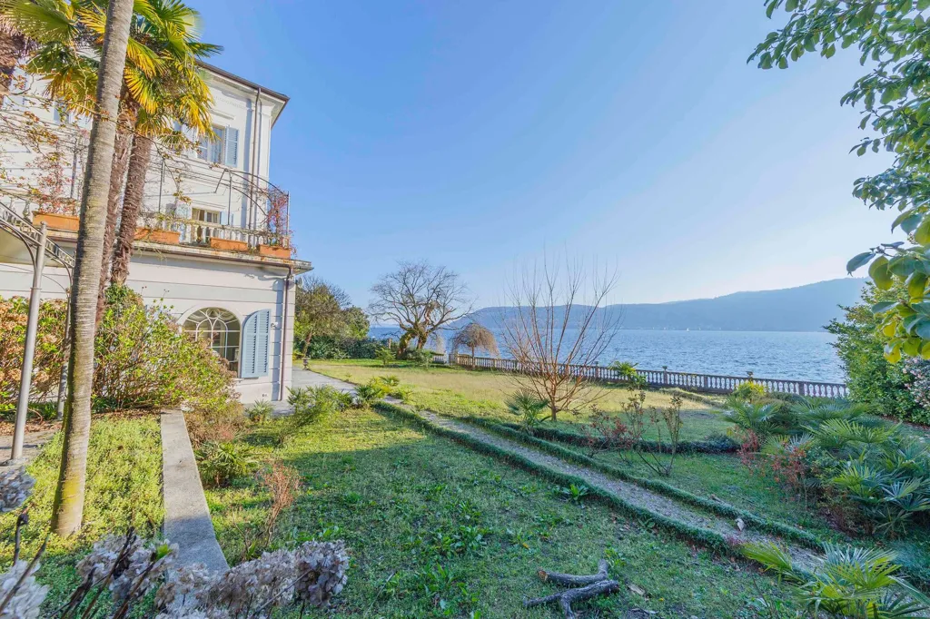 Jardin - Lakefront Villa with Private Dock in Pallanza