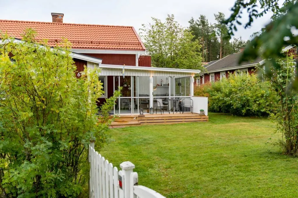 Aed - Eco-Friendly Villa with Garden in Östnor