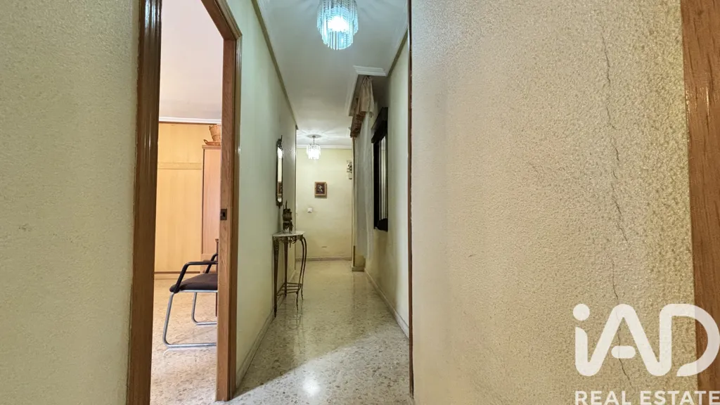 Esik - Alicante Apartment with Potential for Division