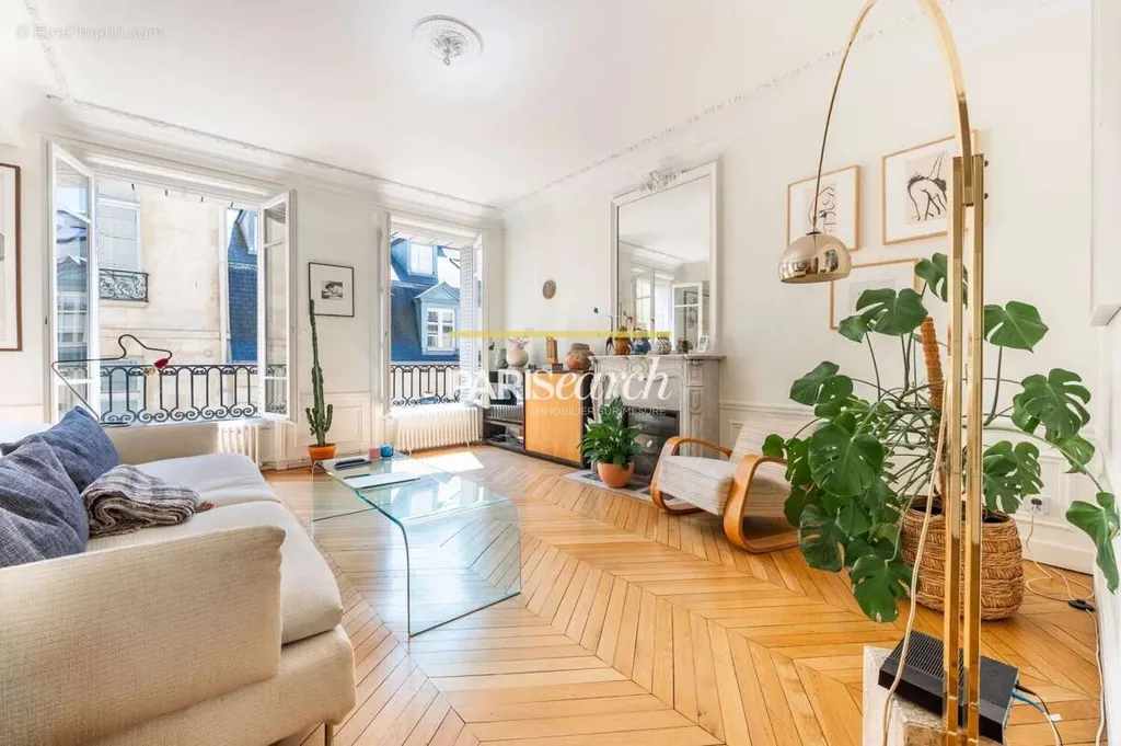 Living Room - Apartment with Balcony in Historic Marais