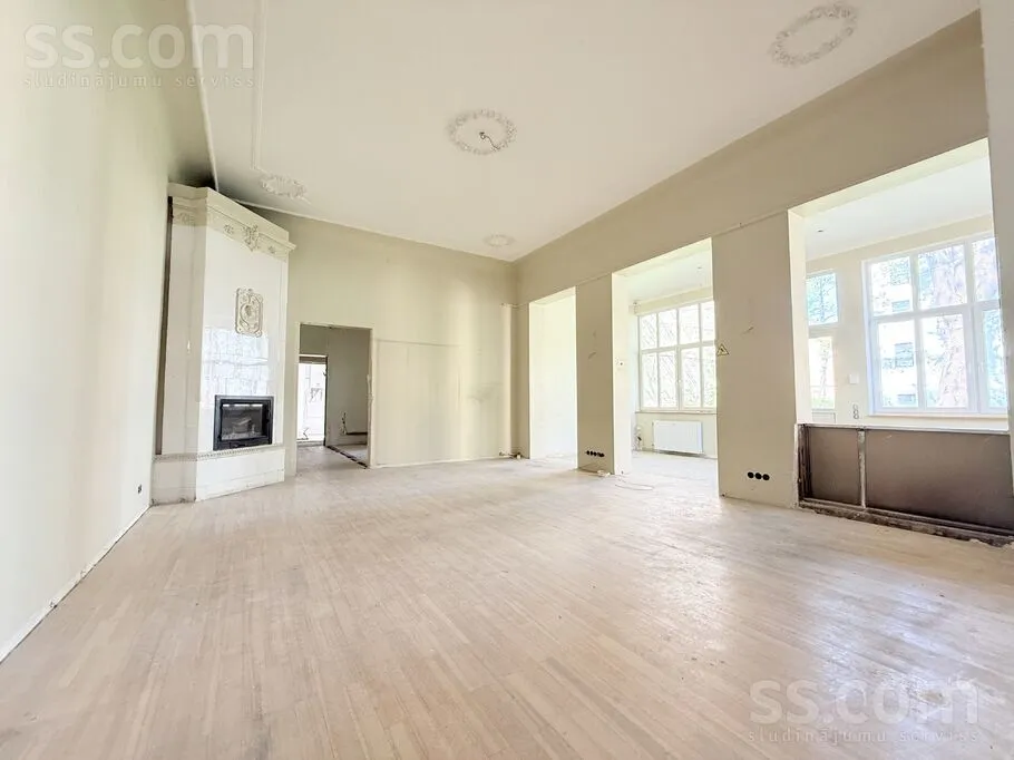 Elutuba - 6-Bedroom Apartment with Private Parking in Riga Centre