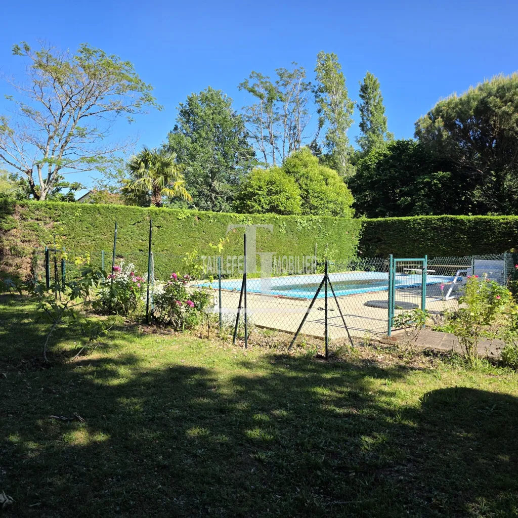 Piscine - Maison avec Piscine dans un Environnement Calme à Boulazac