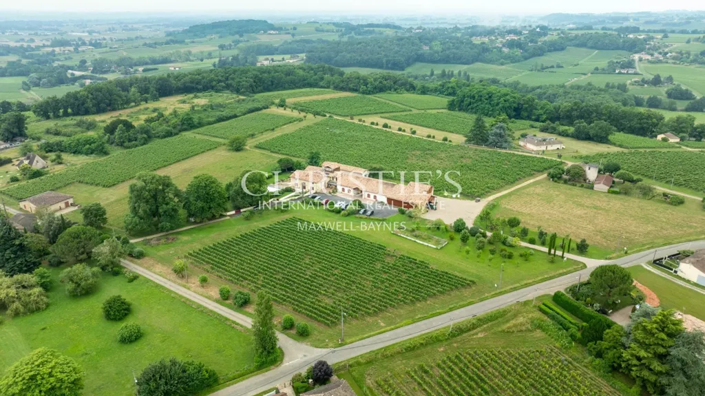 Vue aérienne - Domaine Viticole Historique avec Château à Entre-Deux-Mers