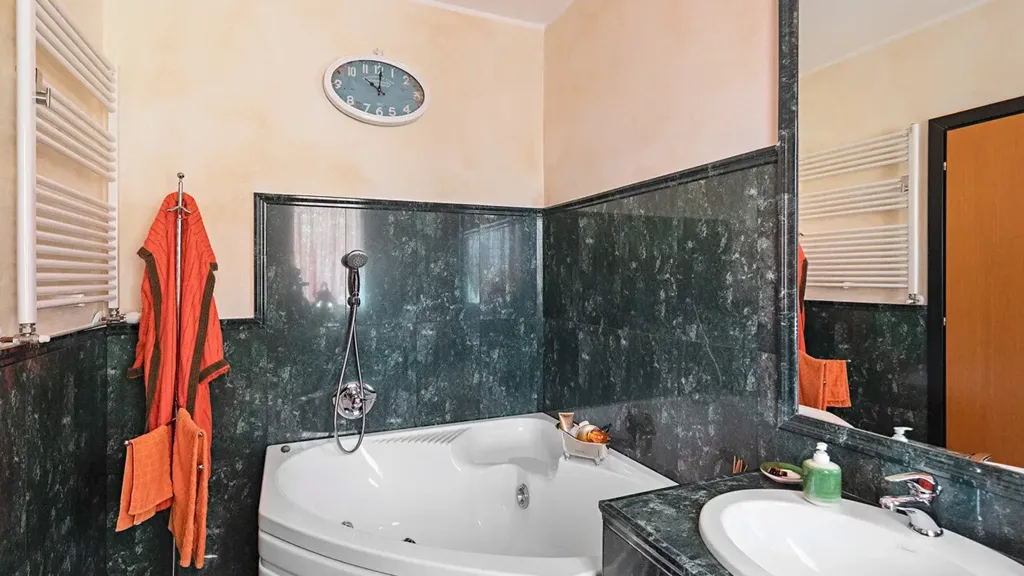 Salles de bain - Villa with Private Garden and Pool in Gardone Riviera