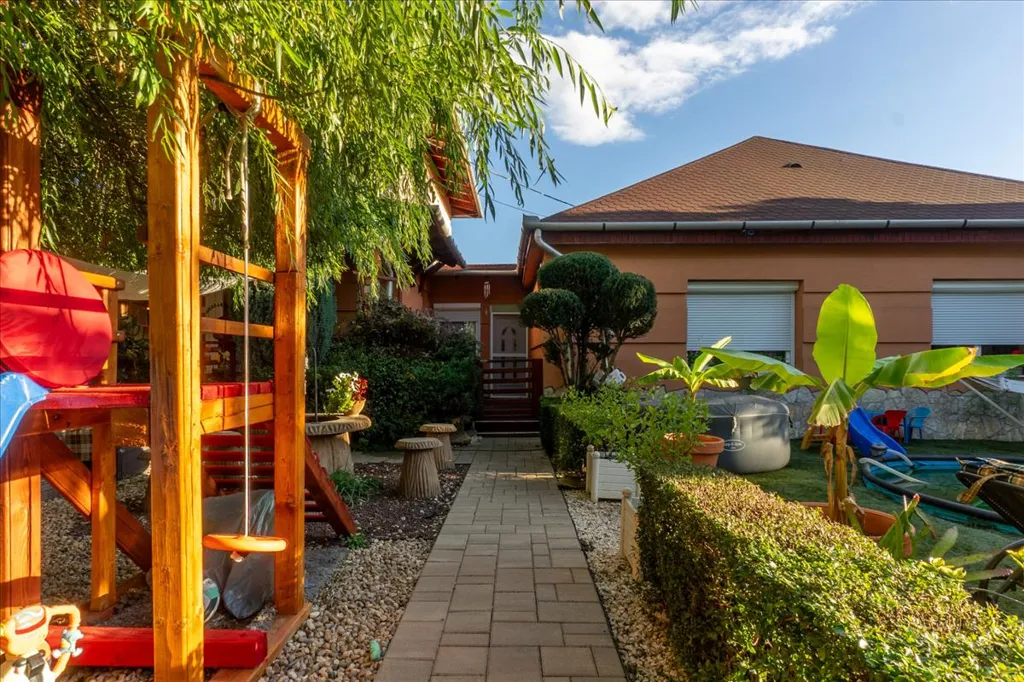 Jardin - Multi-Generational Home with Business Potential in Mályi