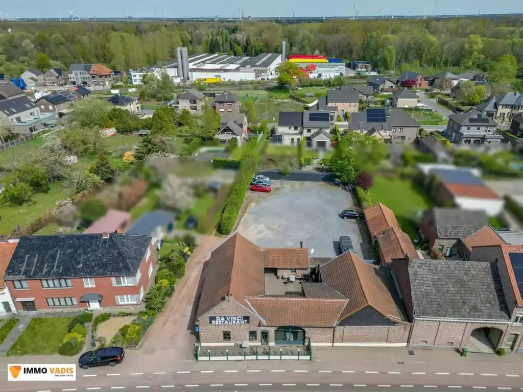 Vue aérienne - Handelshuis avec Emplacement Commercial à Bilzen