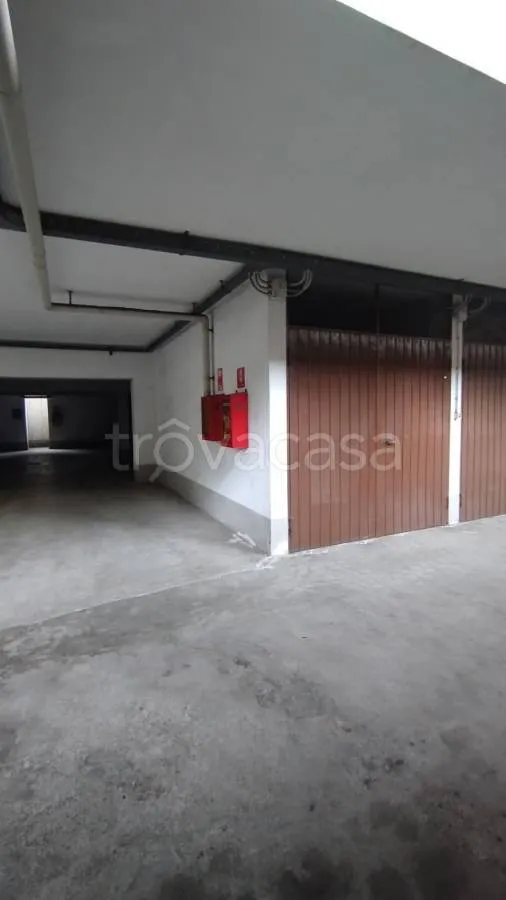 Garage - Spacious Apartment with Balcony Views in Torino