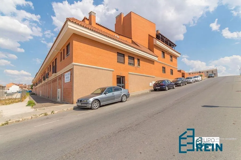 Exterior - 3-Bedroom Apartment with Garage in Recas