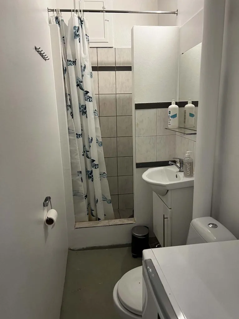 Vannitoad - One-Bedroom Apartment with Senior-Friendly Features in Charlottenlund