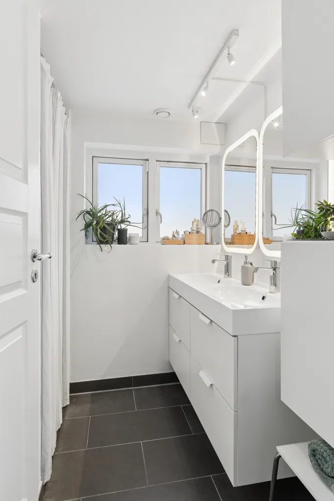 Bathrooms - Charming Brick Villa with Terrace in Birkerød