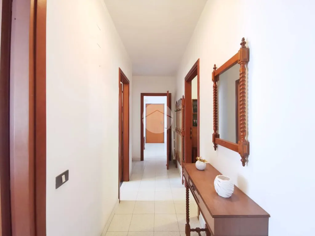 Entrée - Four-Room Apartment with Balcony in Lucera