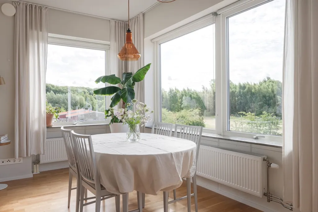 Dining Room - Luxury Flat with Ballingslöv Kitchen in Green Setting