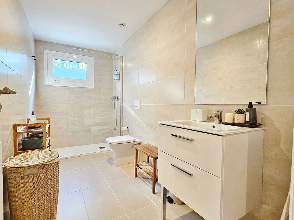 Bathrooms - Modern Flat with Terrace in Santa Cruz