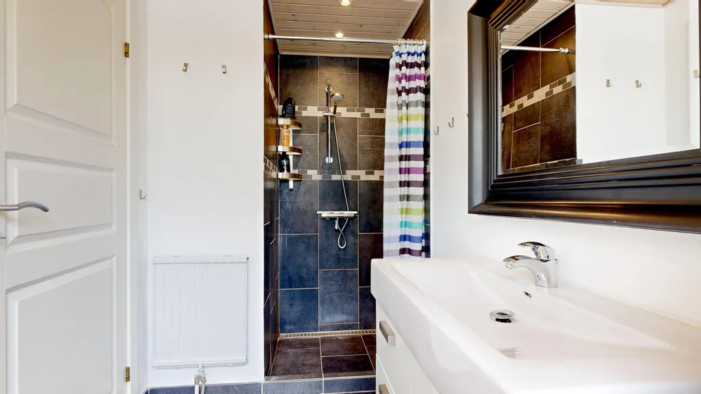 Salles de bain - Detached Villa with Large Garden in Tjele