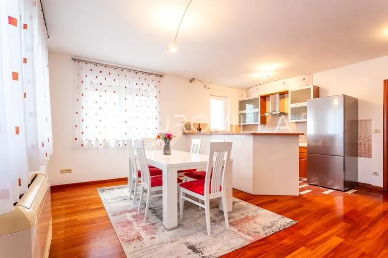 Söögituba - Spacious 3-Bedroom Apartment with Sea View in Zenta, Split