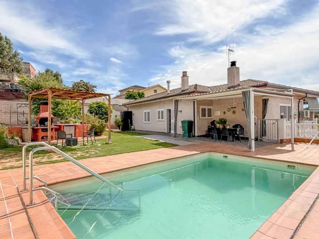 Piscine - Luxury House with Pool in Castellbisbal