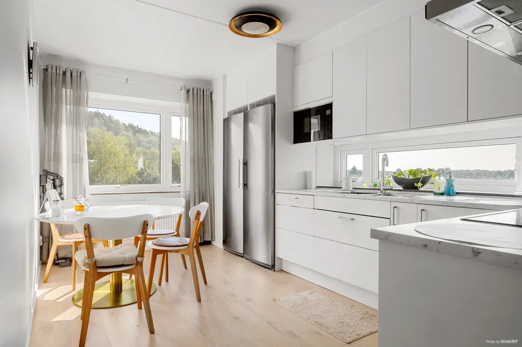Köök - Modern Flat with Balcony in Norrmalm, Borås