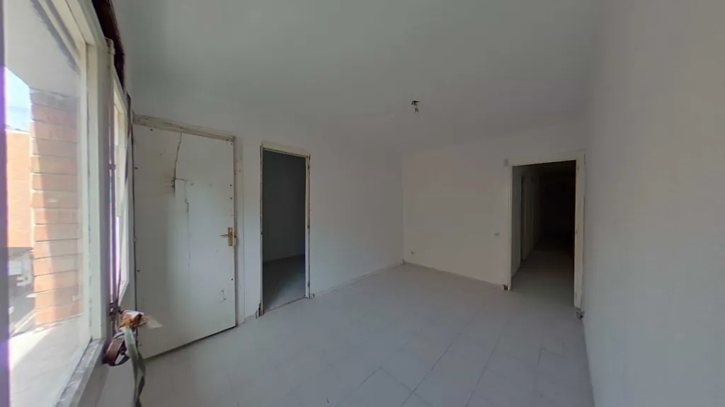 Pièces - Apartment with Balcony for Renovation in Centre