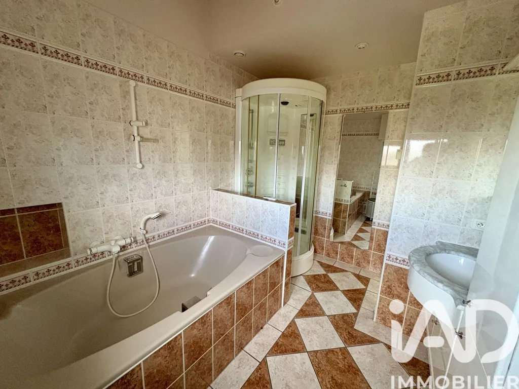 Salles de bain - Maison de Ville avec Véranda à Château-Renault