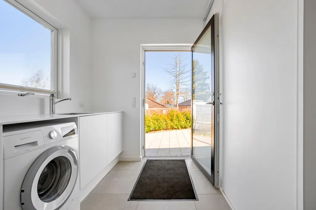 Lavanderia - Contemporary Villa with Private Beach Access in Kokkedal